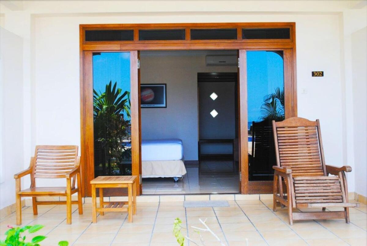 Lombok Beach Hotel Montongbuwoh Экстерьер фото